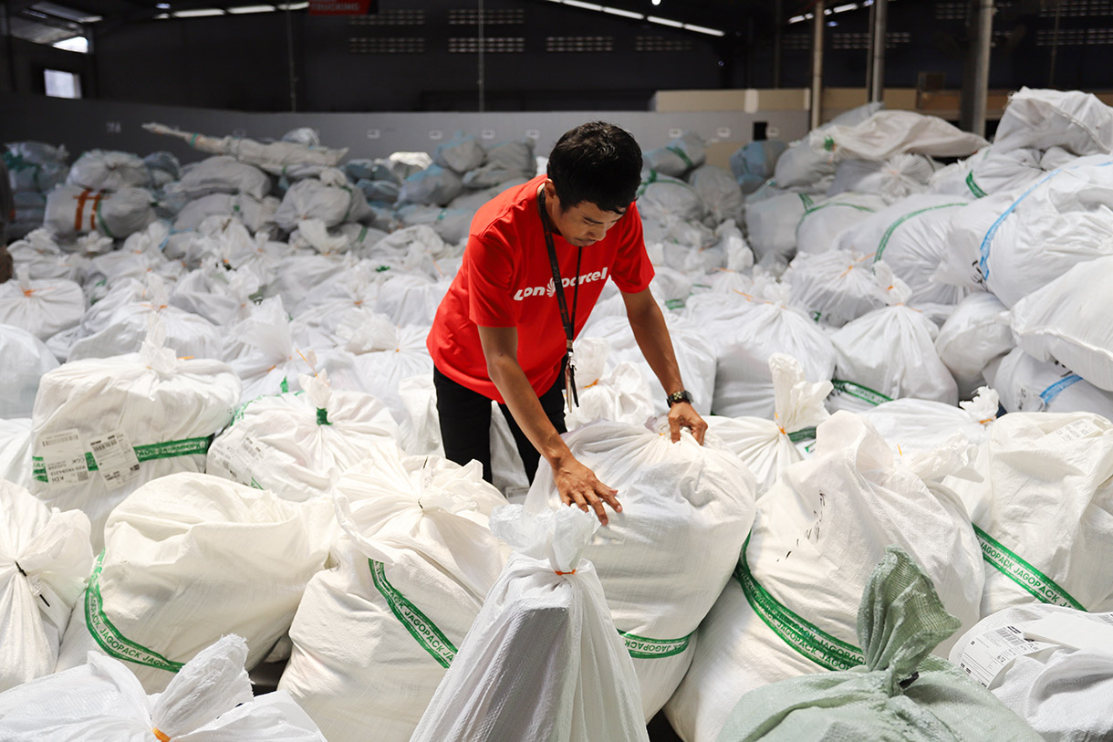 Petugas menyortir paket untuk dikirim ke pelanggan di Mega Hub Lion Parcel, Kota Tangerang, Banten, Jumat(20/12/2024). (BeritaNasional.com/Oke Atmaja)