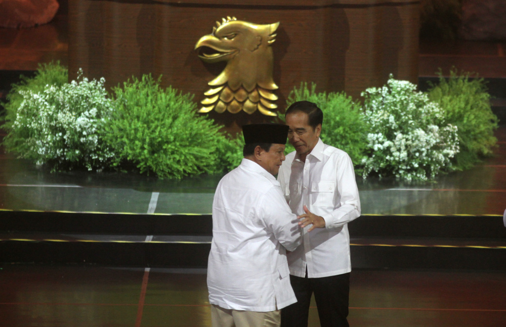 Presiden Prabowo Subianto (kiri) yang juga Ketua Umum Partai Gerindra memberikan keris emas ke Presiden ke-7 Joko Widodo (kedua kanan) saat menghadiri perayaan HUT ke-17 Partai Gerindra di Sentul International Convention Center, Bogor, Jawa Barat, Sabtu (15/2/2025). (Berita Nasional.com/Oke Atmaja)