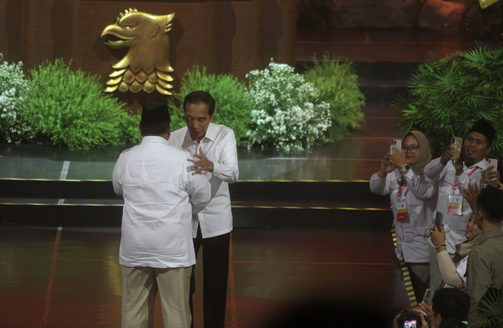 Presiden Prabowo Subianto (kiri) yang juga Ketua Umum Partai Gerindra memberikan keris emas ke Presiden ke-7 Joko Widodo (kedua kanan) saat menghadiri perayaan HUT ke-17 Partai Gerindra di Sentul International Convention Center, Bogor, Jawa Barat, Sabtu (15/2/2025). (Berita Nasional.com/Oke Atmaja)