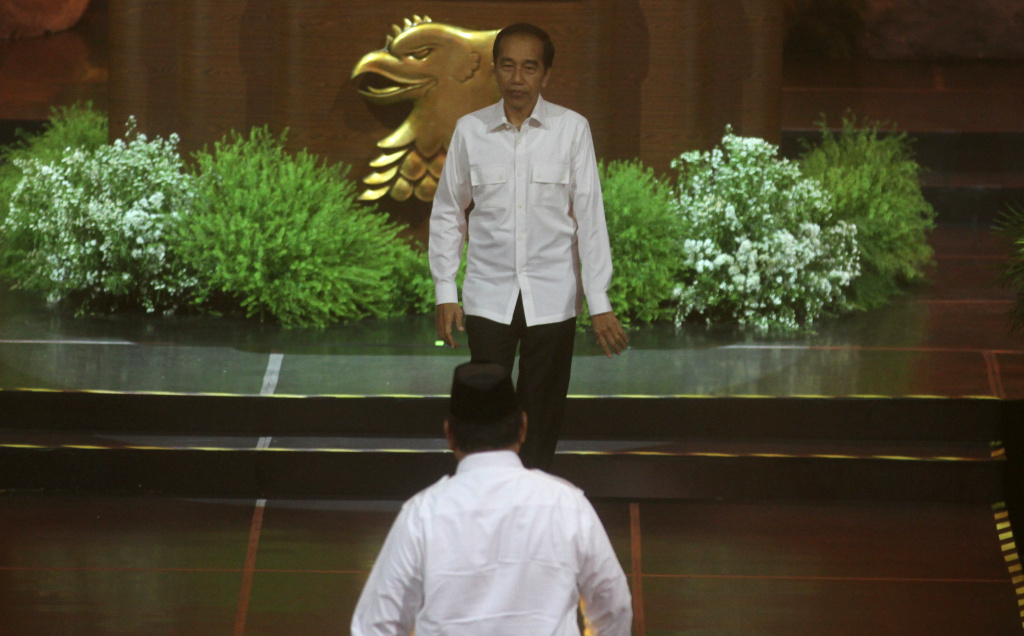 Presiden Prabowo Subianto (kiri) yang juga Ketua Umum Partai Gerindra memberikan keris emas ke Presiden ke-7 Joko Widodo (kedua kanan) saat menghadiri perayaan HUT ke-17 Partai Gerindra di Sentul International Convention Center, Bogor, Jawa Barat, Sabtu (15/2/2025). (Berita Nasional.com/Oke Atmaja)