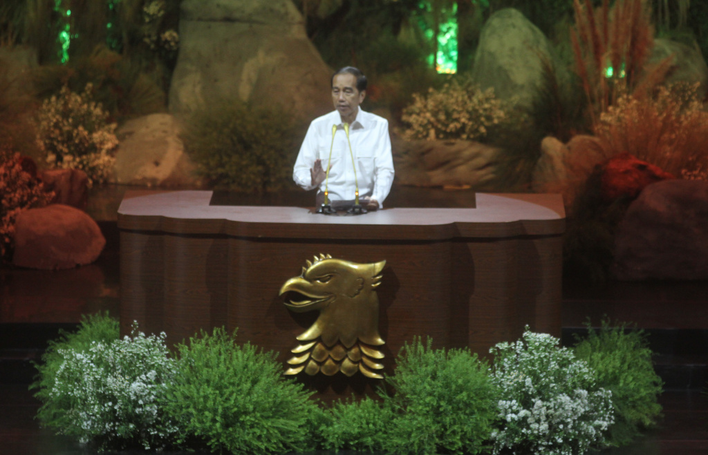 Presiden Prabowo Subianto (kiri) yang juga Ketua Umum Partai Gerindra memberikan keris emas ke Presiden ke-7 Joko Widodo (kedua kanan) saat menghadiri perayaan HUT ke-17 Partai Gerindra di Sentul International Convention Center, Bogor, Jawa Barat, Sabtu (15/2/2025). (Berita Nasional.com/Oke Atmaja)