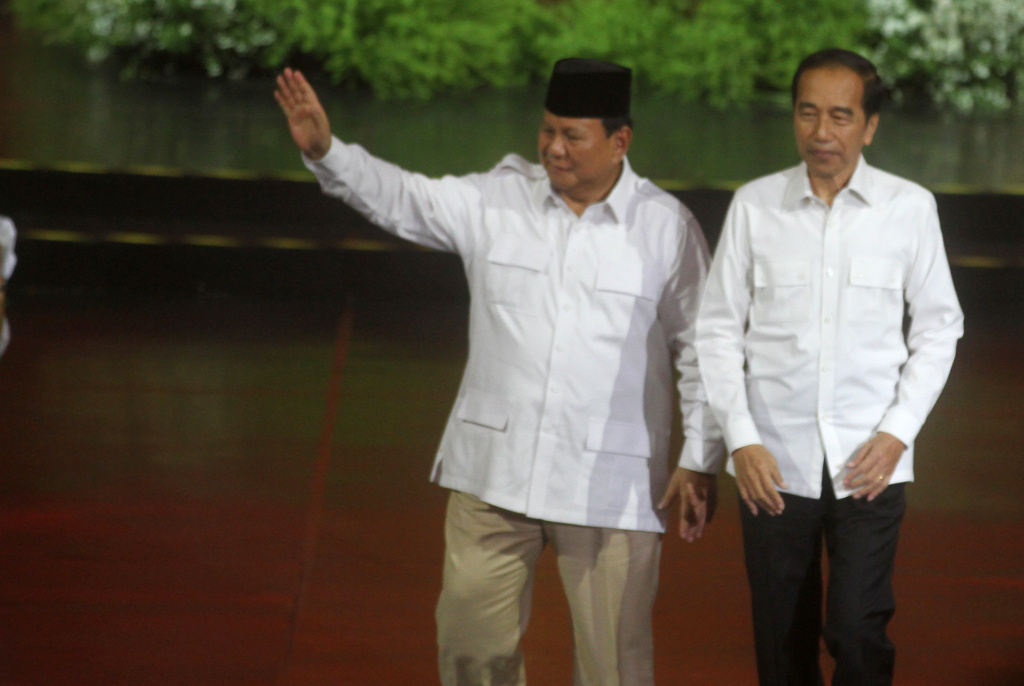 Presiden Prabowo Subianto (kiri) yang juga Ketua Umum Partai Gerindra memberikan keris emas ke Presiden ke-7 Joko Widodo (kedua kanan) saat menghadiri perayaan HUT ke-17 Partai Gerindra di Sentul International Convention Center, Bogor, Jawa Barat, Sabtu (15/2/2025). (Berita Nasional.com/Oke Atmaja)