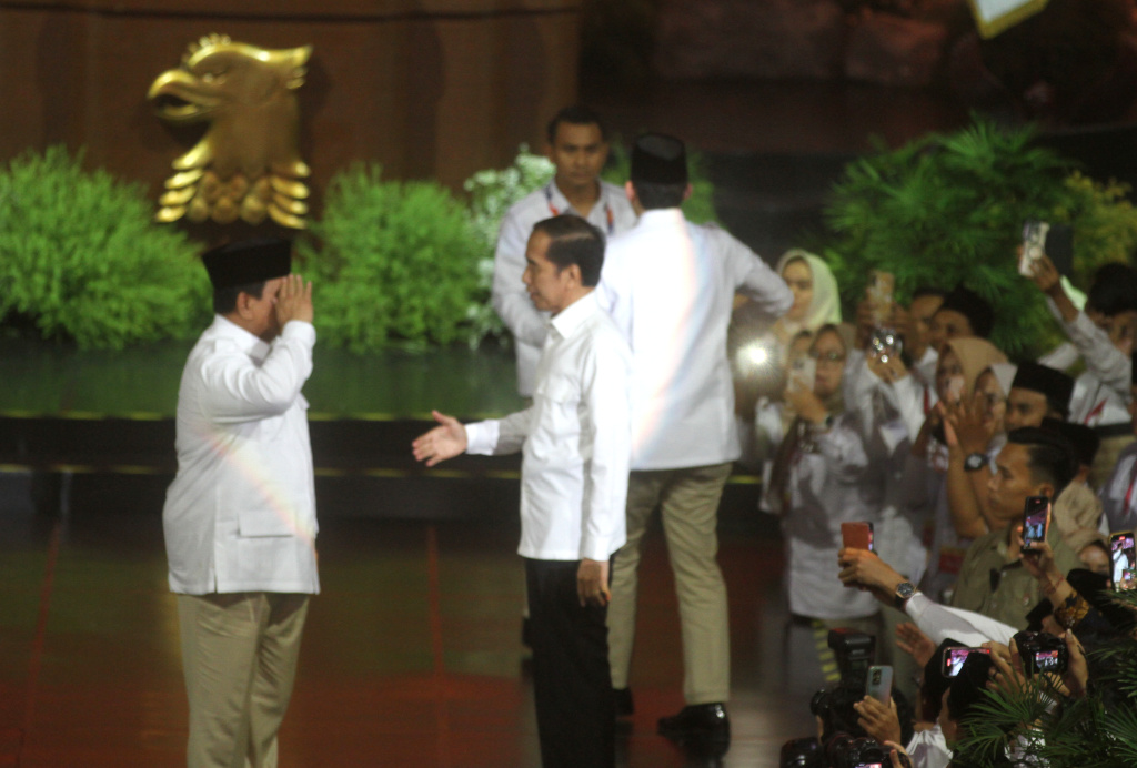 Presiden Prabowo Subianto (kiri) yang juga Ketua Umum Partai Gerindra memberikan keris emas ke Presiden ke-7 Joko Widodo (kedua kanan) saat menghadiri perayaan HUT ke-17 Partai Gerindra di Sentul International Convention Center, Bogor, Jawa Barat, Sabtu (15/2/2025). (Berita Nasional.com/Oke Atmaja)