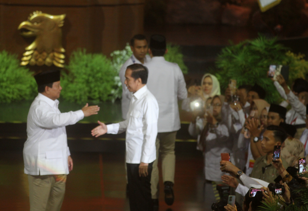 Presiden Prabowo Subianto (kiri) yang juga Ketua Umum Partai Gerindra memberikan keris emas ke Presiden ke-7 Joko Widodo (kedua kanan) saat menghadiri perayaan HUT ke-17 Partai Gerindra di Sentul International Convention Center, Bogor, Jawa Barat, Sabtu (15/2/2025). (Berita Nasional.com/Oke Atmaja)