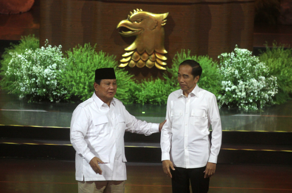 Presiden Prabowo Subianto (kiri) yang juga Ketua Umum Partai Gerindra memberikan keris emas ke Presiden ke-7 Joko Widodo (kedua kanan) saat menghadiri perayaan HUT ke-17 Partai Gerindra di Sentul International Convention Center, Bogor, Jawa Barat, Sabtu (15/2/2025). (Berita Nasional.com/Oke Atmaja)