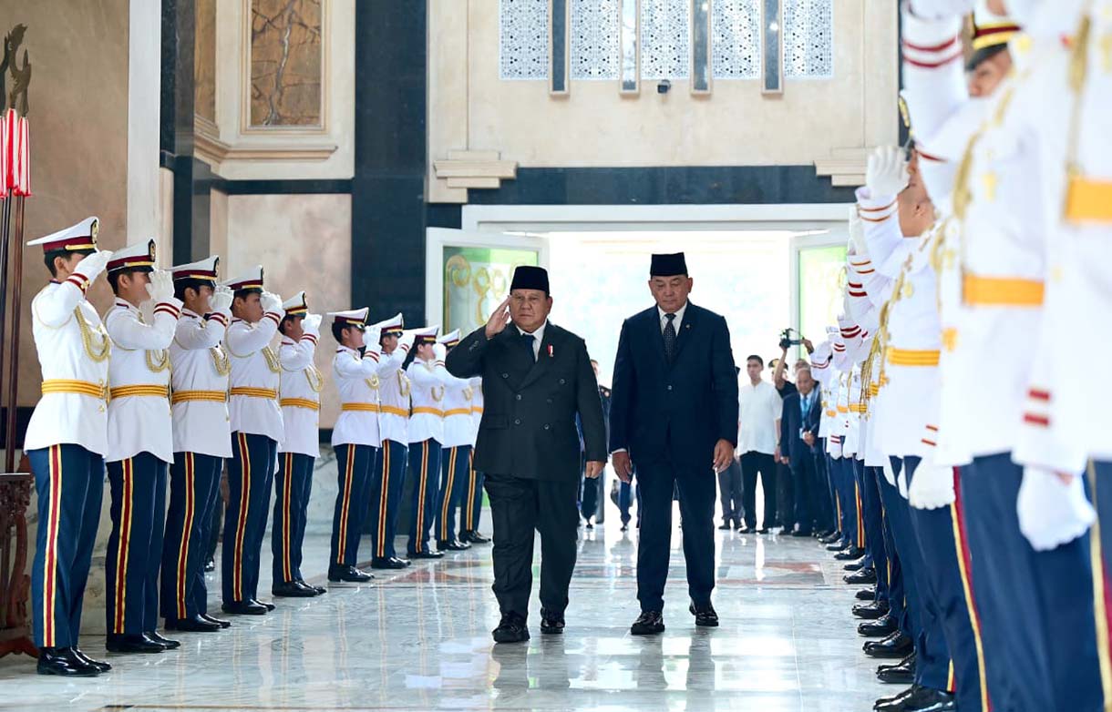 Presiden Prabowo Subianto menghadiri upacara persemayaman dan pelepasan jenazah Jenderal TNI (Purn) Ryamizard Ryacudu di Kantor Kementerian Pertahanan, Jakarta, Senin (1/6/2026). (Beritanasional.com/Oke Atmaja)