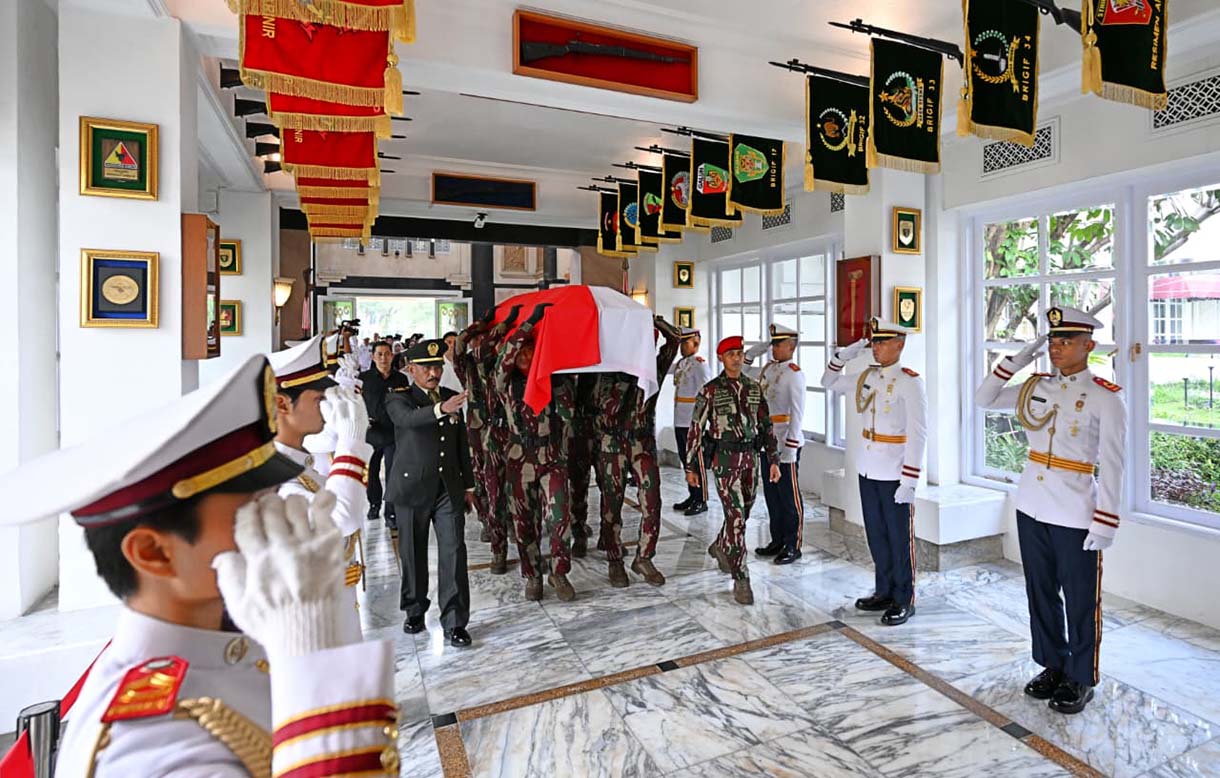 Presiden Prabowo Subianto menghadiri upacara persemayaman dan pelepasan jenazah Jenderal TNI (Purn) Ryamizard Ryacudu di Kantor Kementerian Pertahanan, Jakarta, Senin (1/6/2026). (Beritanasional.com/Oke Atmaja)