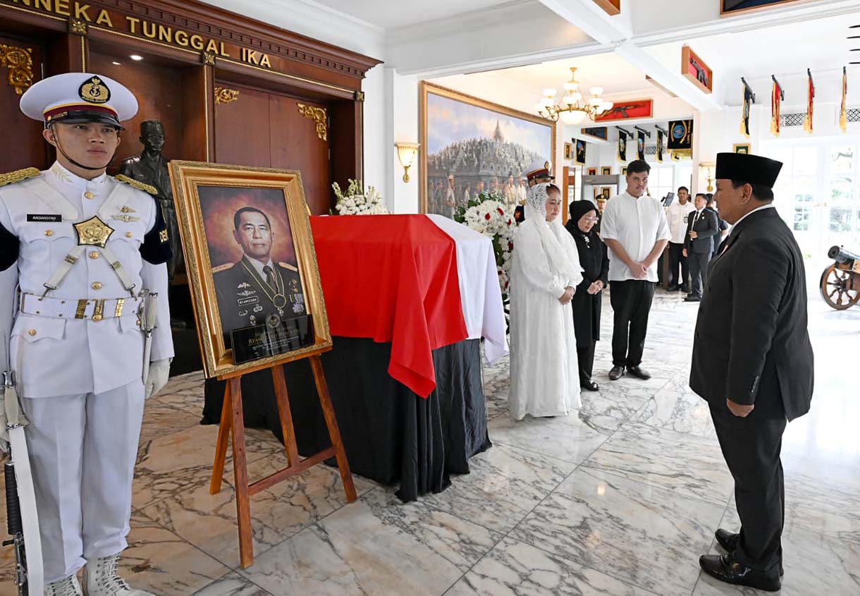 Presiden Prabowo Subianto menghadiri upacara persemayaman dan pelepasan jenazah Jenderal TNI (Purn) Ryamizard Ryacudu di Kantor Kementerian Pertahanan, Jakarta, Senin (1/6/2026). (Beritanasional.com/Oke Atmaja)
