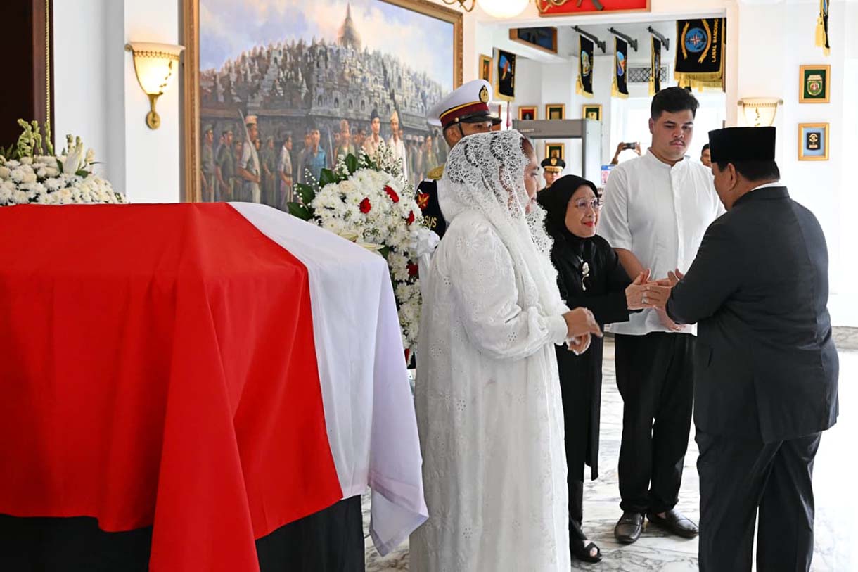 Presiden Prabowo Subianto menghadiri upacara persemayaman dan pelepasan jenazah Jenderal TNI (Purn) Ryamizard Ryacudu di Kantor Kementerian Pertahanan, Jakarta, Senin (1/6/2026). (Beritanasional.com/Oke Atmaja)