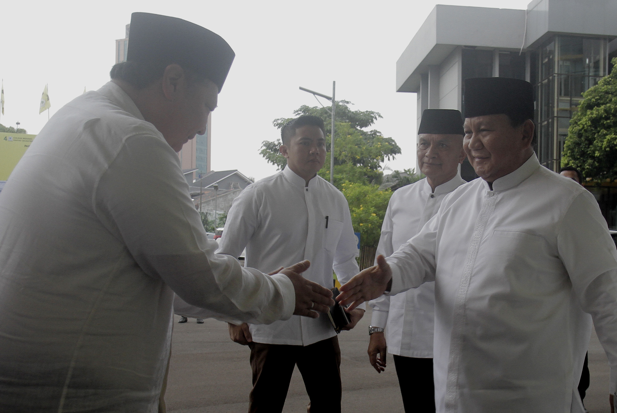 Capres terpilih Prabowo Subianto (kiri) dan Cawapres terpilih Gibran Rakabuming Raka (kanan) saat menghadiri acara Peringatan Nuzulul Qur'an dan Buka Bersama Partai Golkar di Jakarta, Jumat (29/3/2024). (Indonesiaglobe/Oke Atmaja)