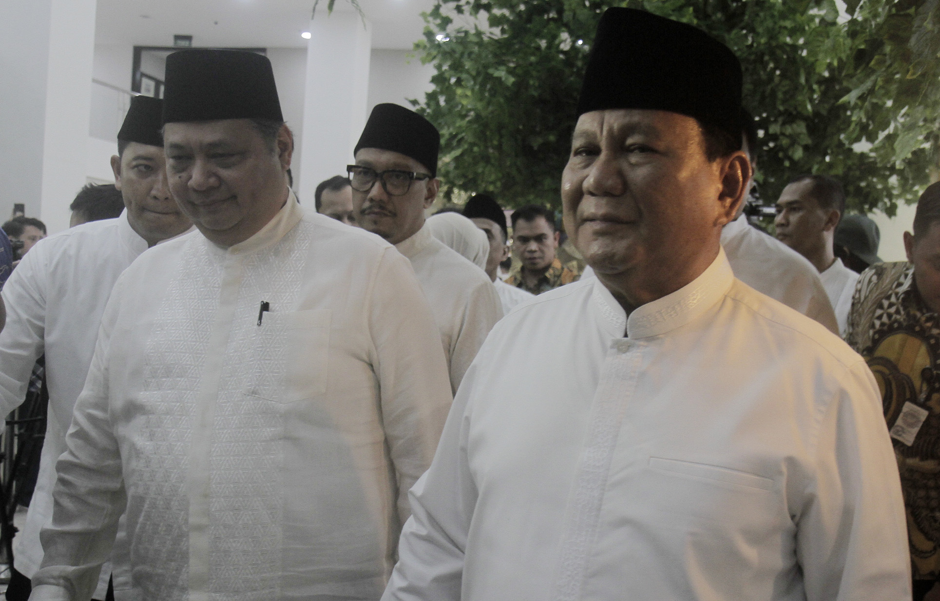 Capres terpilih Prabowo Subianto (kiri) dan Cawapres terpilih Gibran Rakabuming Raka (kanan) saat menghadiri acara Peringatan Nuzulul Qur'an dan Buka Bersama Partai Golkar di Jakarta, Jumat (29/3/2024). (Indonesiaglobe/Oke Atmaja)