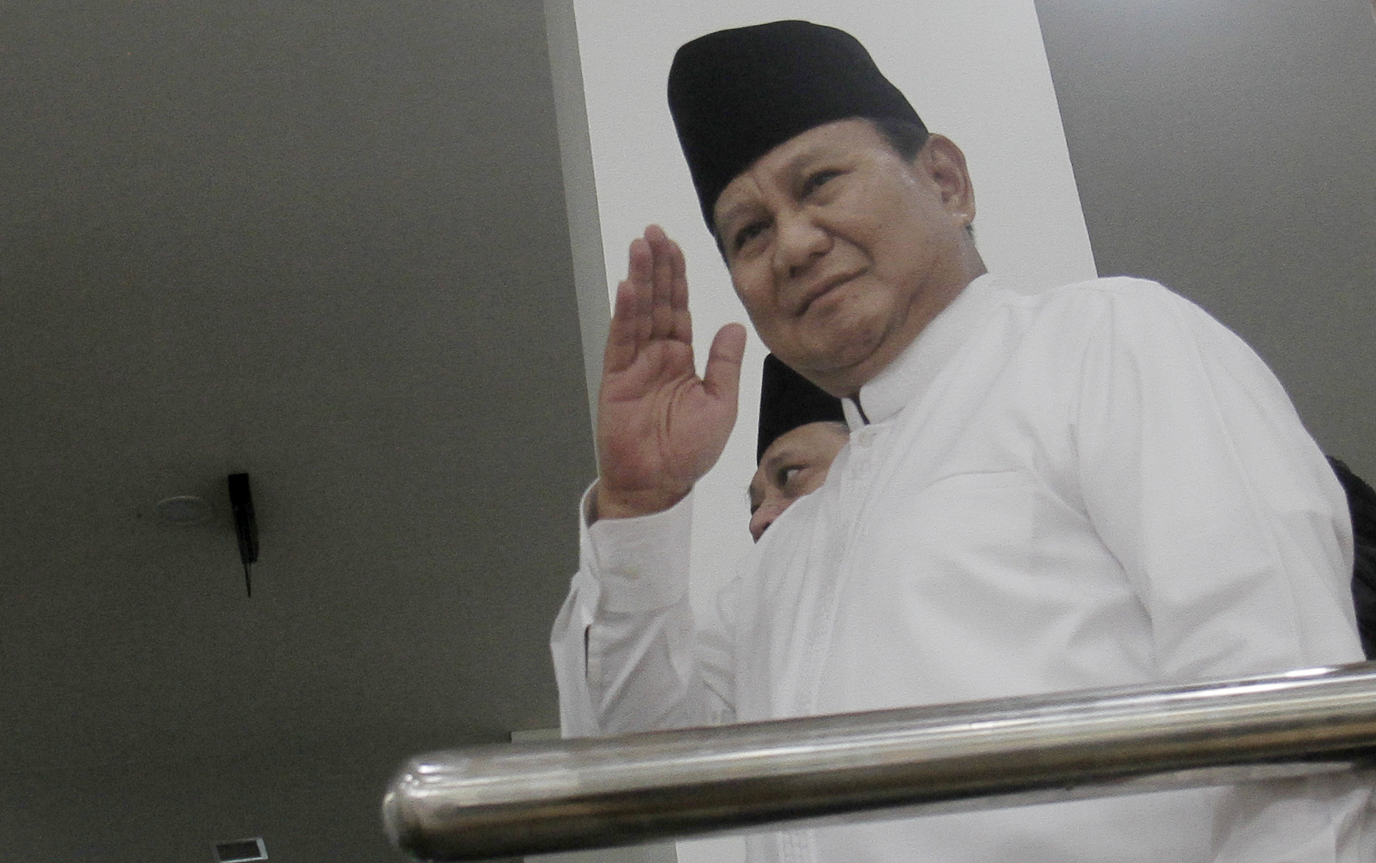 Capres terpilih Prabowo Subianto (kiri) dan Cawapres terpilih Gibran Rakabuming Raka (kanan) saat menghadiri acara Peringatan Nuzulul Qur'an dan Buka Bersama Partai Golkar di Jakarta, Jumat (29/3/2024). (Indonesiaglobe/Oke Atmaja)