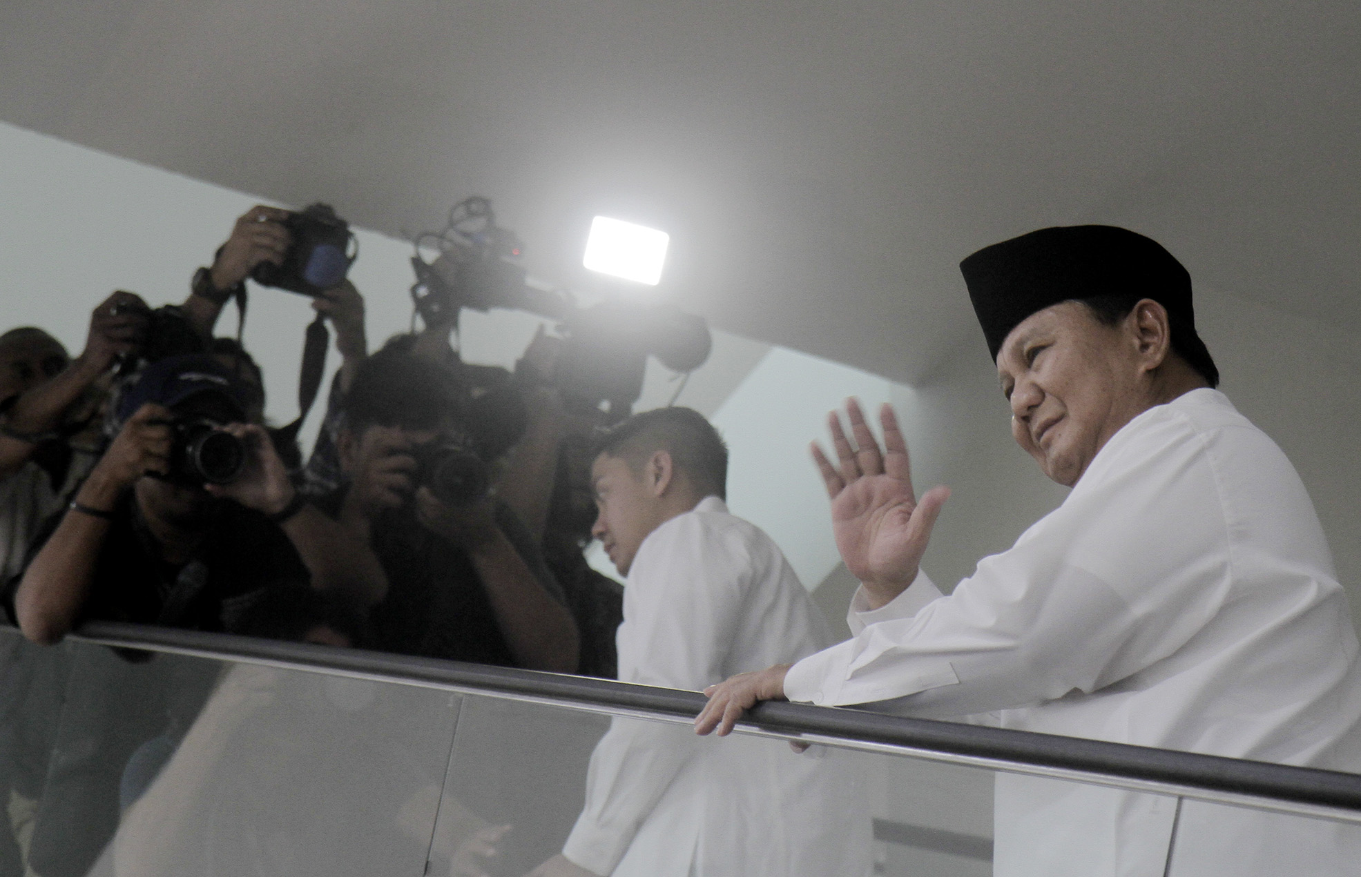 Capres terpilih Prabowo Subianto (kiri) dan Cawapres terpilih Gibran Rakabuming Raka (kanan) saat menghadiri acara Peringatan Nuzulul Qur'an dan Buka Bersama Partai Golkar di Jakarta, Jumat (29/3/2024). (Indonesiaglobe/Oke Atmaja)