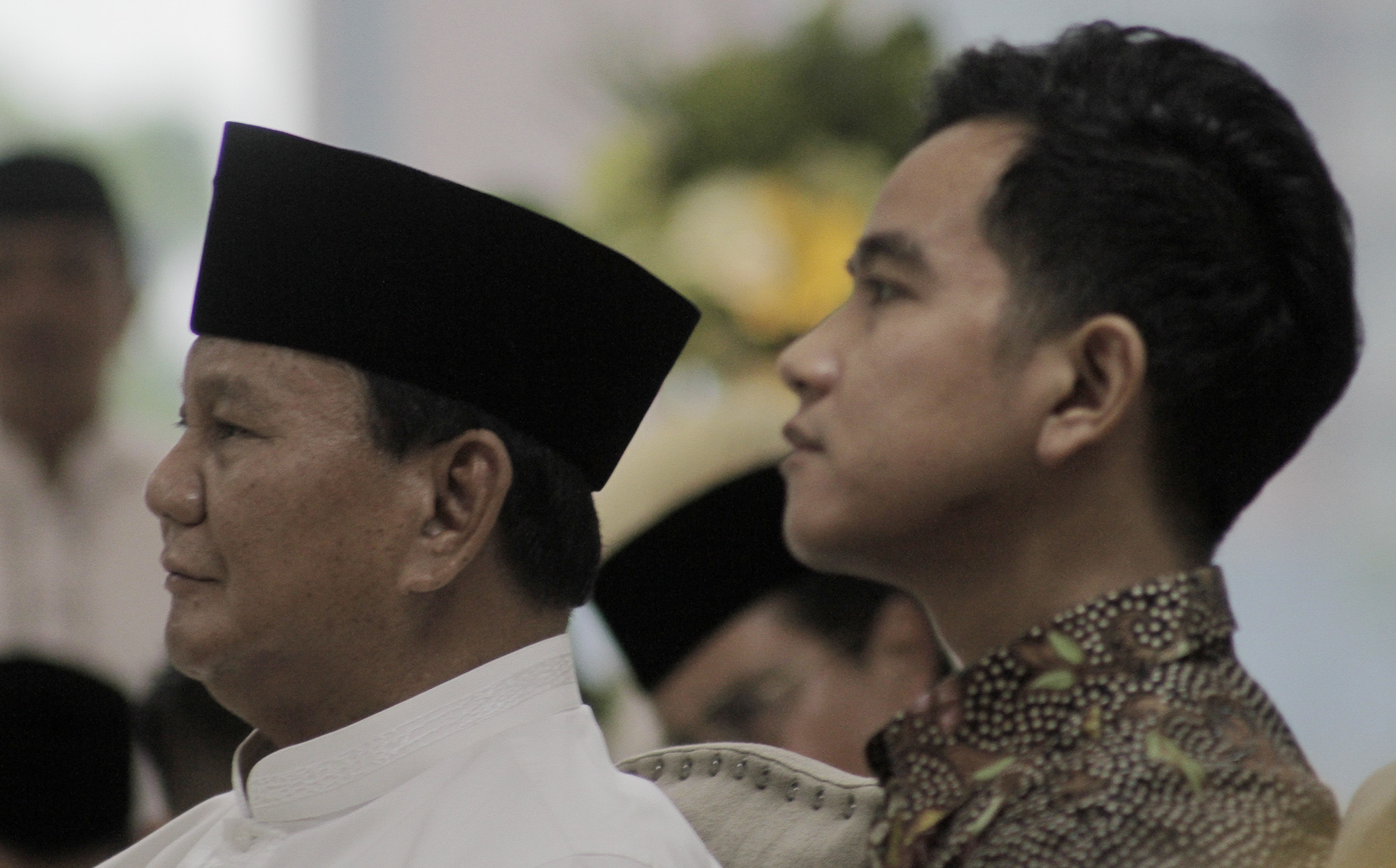 Capres terpilih Prabowo Subianto (kiri) dan Cawapres terpilih Gibran Rakabuming Raka (kanan) saat menghadiri acara Peringatan Nuzulul Qur'an dan Buka Bersama Partai Golkar di Jakarta, Jumat (29/3/2024). (Indonesiaglobe/Oke Atmaja)