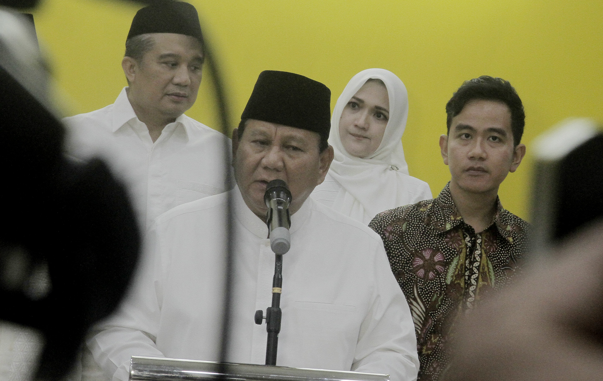 Capres terpilih Prabowo Subianto (kiri) dan Cawapres terpilih Gibran Rakabuming Raka (kanan) saat menghadiri acara Peringatan Nuzulul Qur'an dan Buka Bersama Partai Golkar di Jakarta, Jumat (29/3/2024). (Indonesiaglobe/Oke Atmaja)