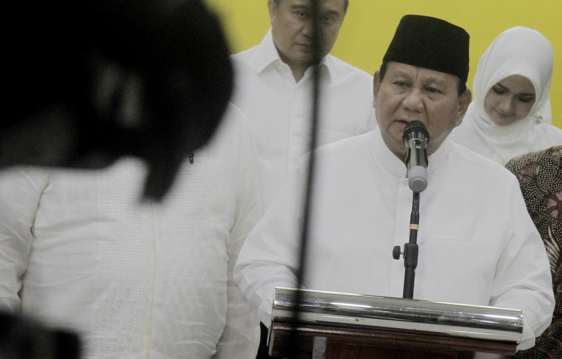 Capres terpilih Prabowo Subianto (kiri) dan Cawapres terpilih Gibran Rakabuming Raka (kanan) saat menghadiri acara Peringatan Nuzulul Qur'an dan Buka Bersama Partai Golkar di Jakarta, Jumat (29/3/2024). (Indonesiaglobe/Oke Atmaja)