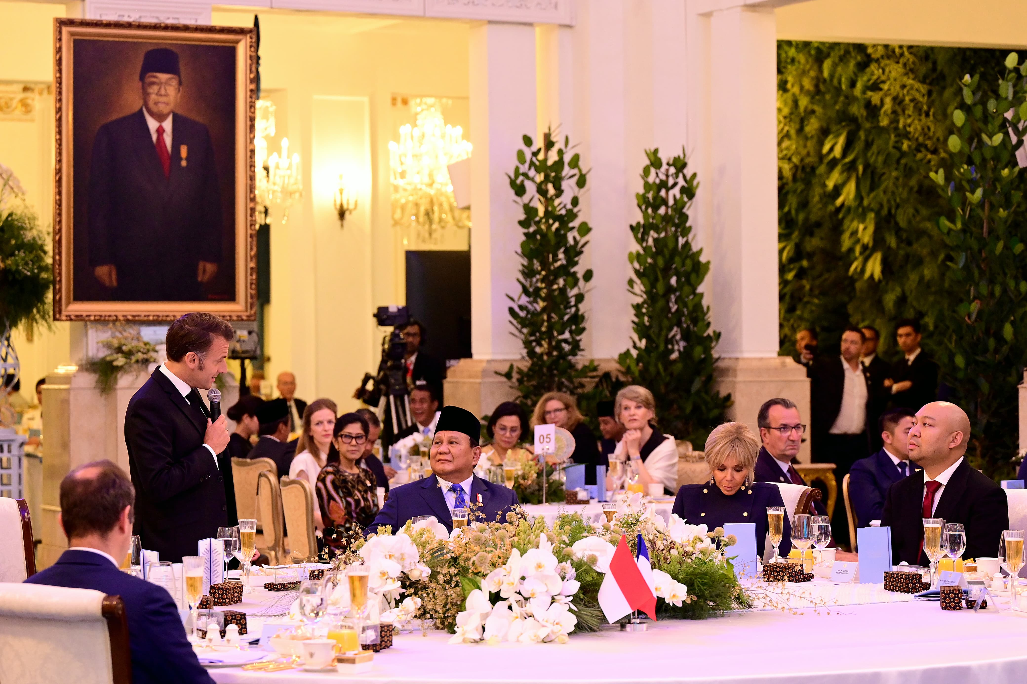 Presiden Prabowo Subianto (kiri) berbincang dengan Presiden Prancis Emmanuel Macron saat jamuan makan malam di Istana Negara, Jakarta, Rabu (28/5/2025). (Biro Pers)