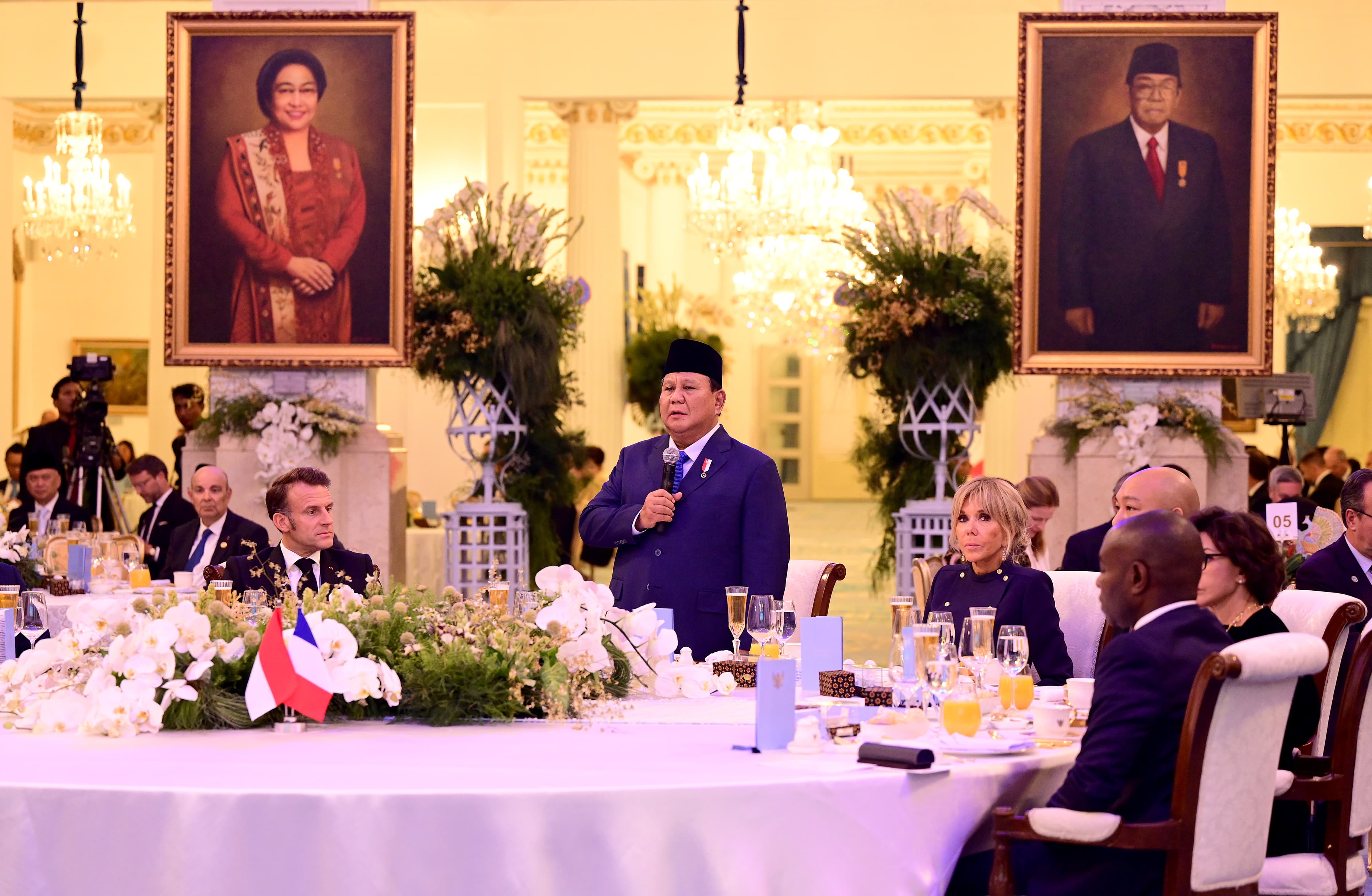 Presiden Prabowo Subianto (kiri) berbincang dengan Presiden Prancis Emmanuel Macron saat jamuan makan malam di Istana Negara, Jakarta, Rabu (28/5/2025). (Biro Pers)
