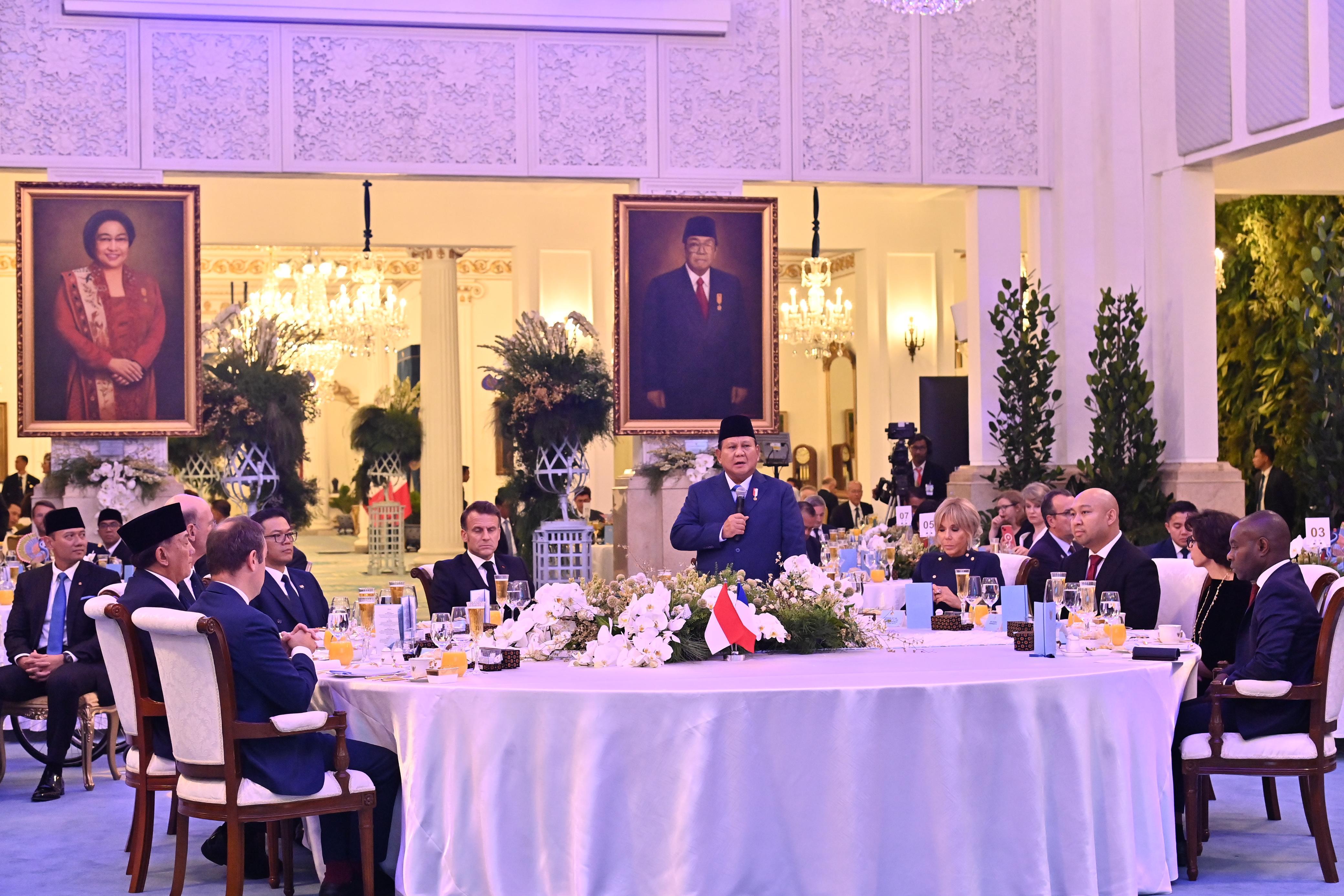 Presiden Prabowo Subianto (kiri) berbincang dengan Presiden Prancis Emmanuel Macron saat jamuan makan malam di Istana Negara, Jakarta, Rabu (28/5/2025). (Biro Pers)