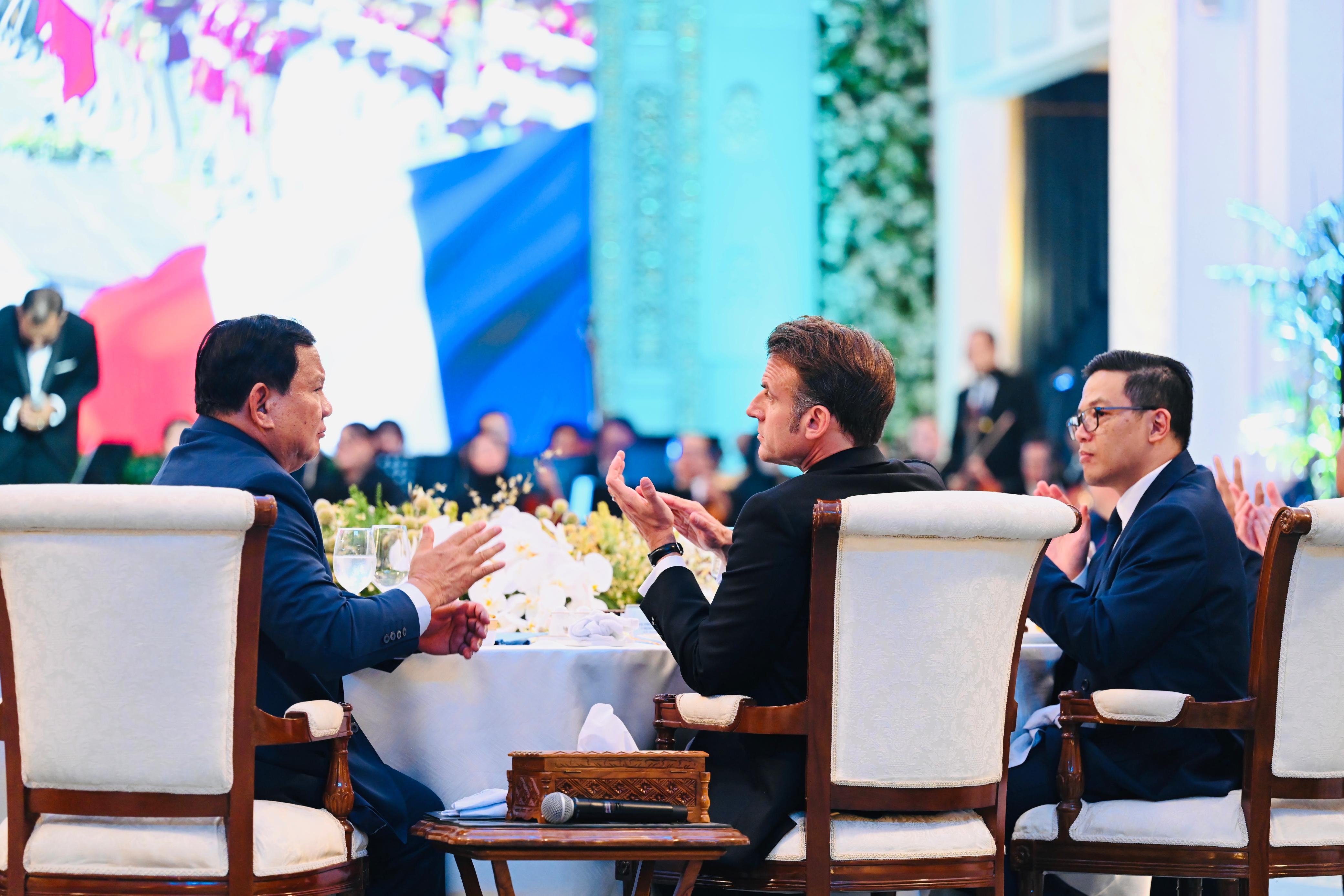 Presiden Prabowo Subianto (kiri) berbincang dengan Presiden Prancis Emmanuel Macron saat jamuan makan malam di Istana Negara, Jakarta, Rabu (28/5/2025). (Biro Pers)