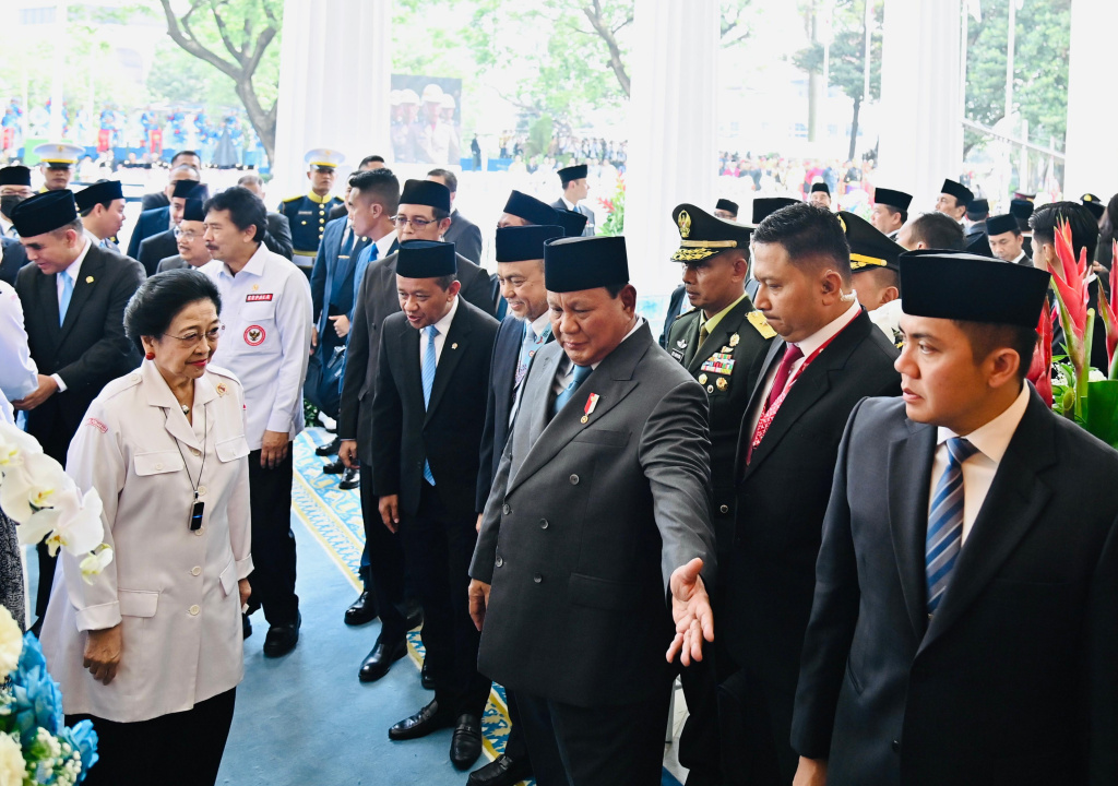 Presiden Prabowo Subianto menuntun Presiden ke-5 sekaligus Ketua Dewan Pengarah Badan Pengarah Badan Pembina Ideologi Pancasila Megawati Soekarnoputri (kanan) saat mengikuti upacara Hari Lahir Pancasila di Gedung Pancasila, Kementerian Luar Negeri, Jakarta, Senin (2/6/2025).  (Biro Pers)