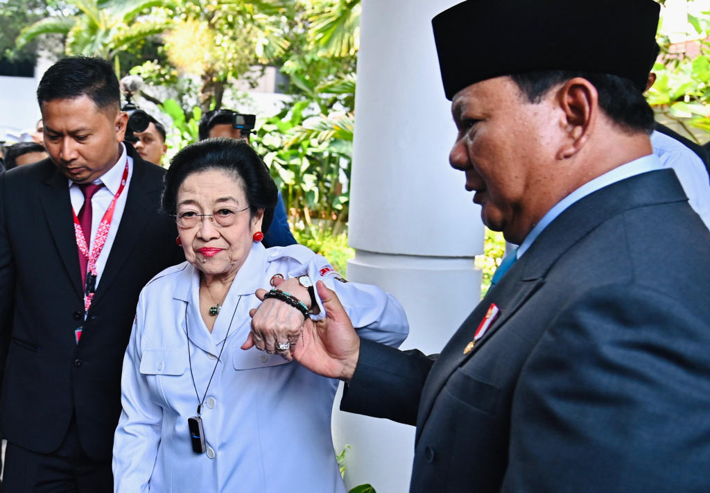 Presiden Prabowo Subianto menuntun Presiden Ke-5 Megawati Soekarnoputri saat mengikuti upacara Hari Lahir Pancasila di Gedung Pancasila.  (Foto/BPMI)