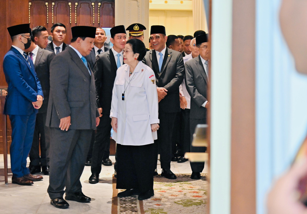 Presiden Prabowo Subianto menuntun Presiden ke-5 sekaligus Ketua Dewan Pengarah Badan Pengarah Badan Pembina Ideologi Pancasila Megawati Soekarnoputri (kanan) saat mengikuti upacara Hari Lahir Pancasila di Gedung Pancasila, Kementerian Luar Negeri, Jakarta, Senin (2/6/2025).  (Biro Pers)
