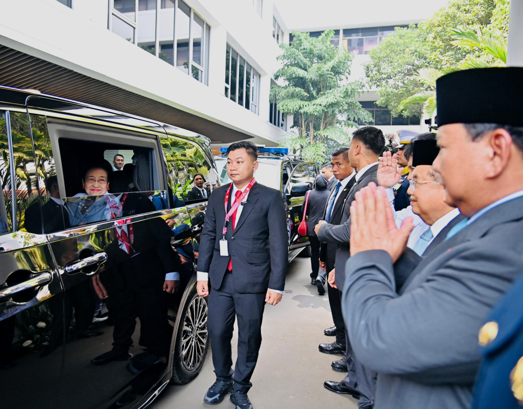 Presiden Prabowo Subianto menuntun Presiden ke-5 sekaligus Ketua Dewan Pengarah Badan Pengarah Badan Pembina Ideologi Pancasila Megawati Soekarnoputri (kanan) saat mengikuti upacara Hari Lahir Pancasila di Gedung Pancasila, Kementerian Luar Negeri, Jakarta, Senin (2/6/2025).  (Biro Pers)