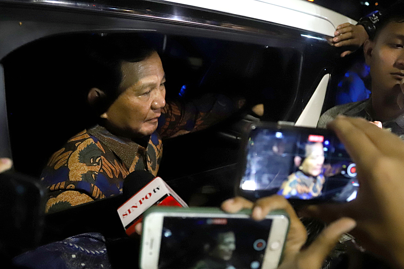 Prabowo-Gibran kompak mengenakan batik saat melakukan pertemuan di Kartanegara. (BeritaNasional/Elvis Sendouw)