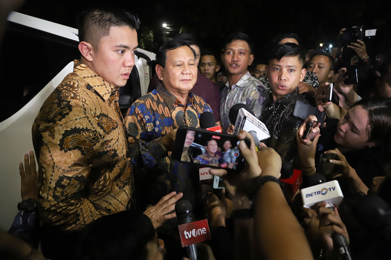 Prabowo-Gibran kompak mengenakan batik saat melakukan pertemuan di Kartanegara. (BeritaNasional/Elvis Sendouw)