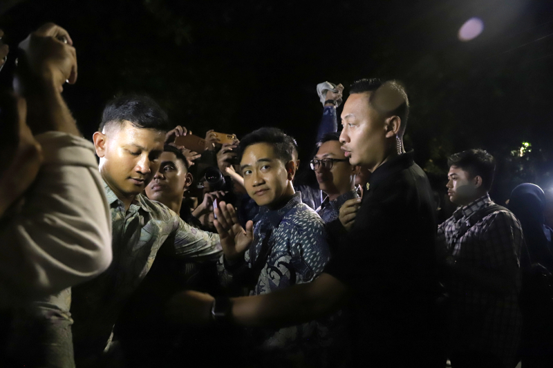 Prabowo-Gibran kompak mengenakan batik saat melakukan pertemuan di Kartanegara. (BeritaNasional/Elvis Sendouw)