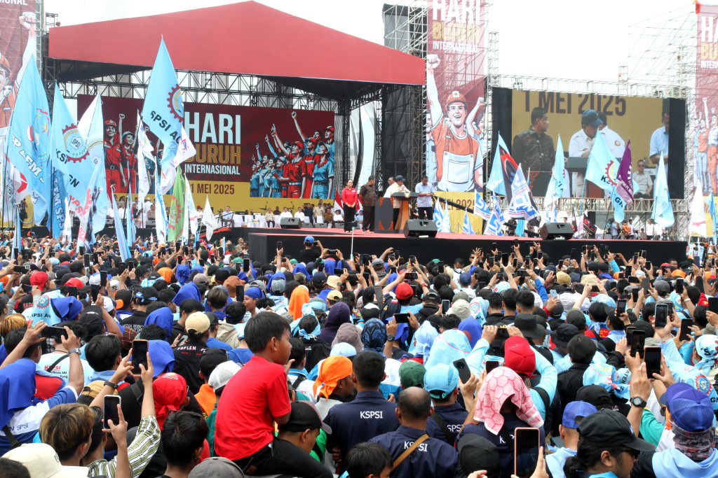 Presiden Prabowo Subianto menghadiri peringatan Hari Buruh Internasional atau May Day di Lapangan Monas, Jakarta, Kamis (1/5/2025). (Berita nasional.com/Oke Atmaja)