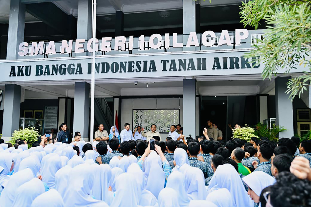 Presiden Prabowo Subianto meninjau langsung pelaksanaan renovasi fasilitas pendidikan di SMAN 1 Cilacap, Kabupaten Cilacap, Rabu (29/4/2026). (Biropers)