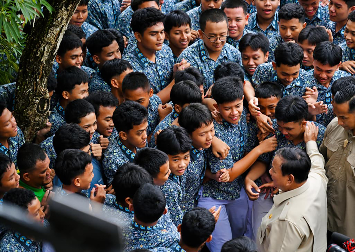 Presiden Prabowo Subianto meninjau langsung pelaksanaan renovasi fasilitas pendidikan di SMAN 1 Cilacap, Kabupaten Cilacap, Rabu (29/4/2026). (Biropers)