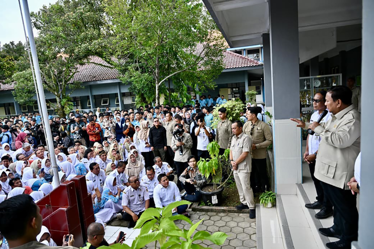 Presiden Prabowo Subianto meninjau langsung pelaksanaan renovasi fasilitas pendidikan di SMAN 1 Cilacap, Kabupaten Cilacap, Rabu (29/4/2026). (Biropers)
