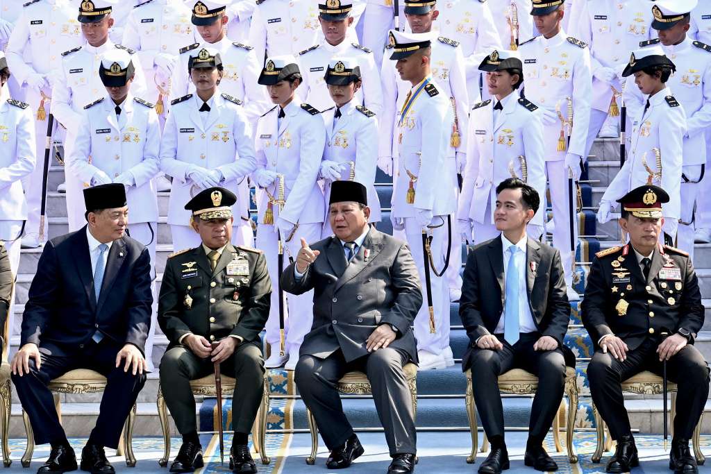 Prabowo Lantik 2.000 Perwira Remaja TNI-Polri Presiden Prabowo Subianto (kiri) menyematkan tanda pangkat kepada perwira remaja peraih Adhi Makayasa saat Upacara Prasetya Perwira (Praspa) TNI dan Polri tahun 2025 di halaman Istana Merdeka, Jakarta, Rabu (23/7/2025). (Beritanasional.com/ Oke Atmaja)