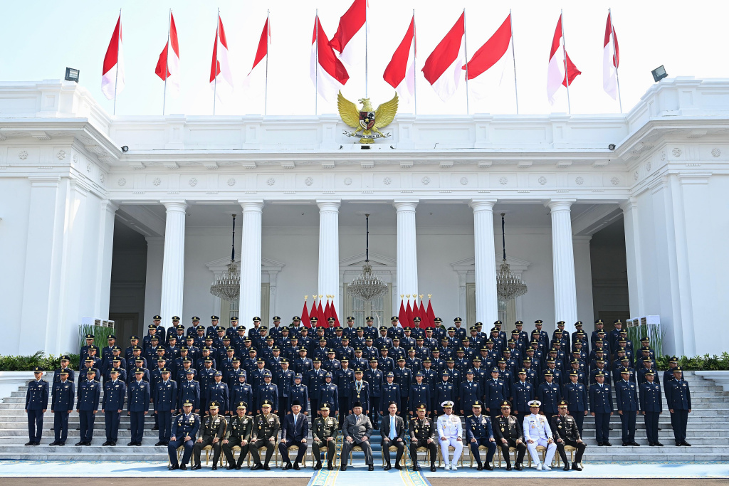 Prabowo Lantik 2.000 Perwira Remaja TNI-Polri Presiden Prabowo Subianto (kiri) menyematkan tanda pangkat kepada perwira remaja peraih Adhi Makayasa saat Upacara Prasetya Perwira (Praspa) TNI dan Polri tahun 2025 di halaman Istana Merdeka, Jakarta, Rabu (23/7/2025). (Beritanasional.com/ Oke Atmaja)