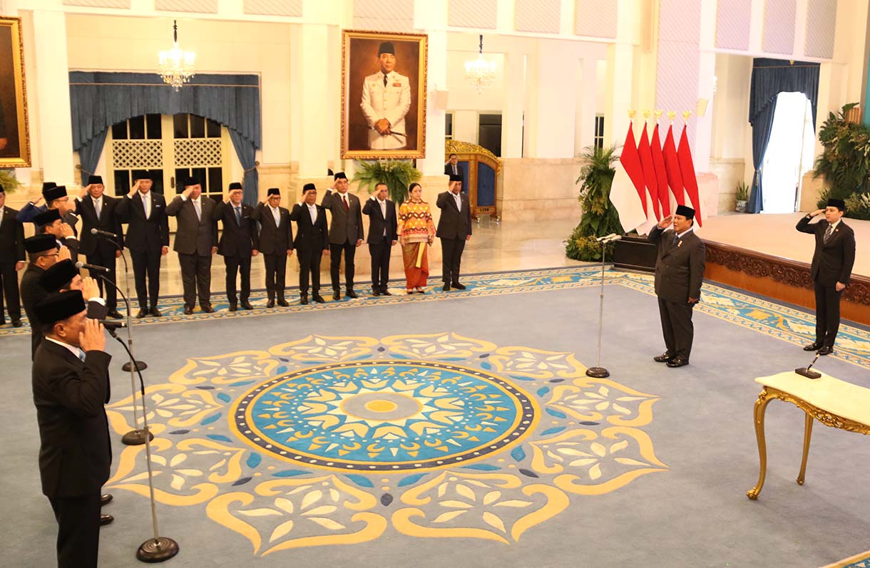 Menteri Koordinator Bidang Politik dan Keamanan Djamari Chaniago memberikan keterangan pers usai mengikuti acara pelantikan Menteri dan Wakil Menteri Negara Kabinet Merah Putih Dalam Sisa Masa Jabatan Periode Tahun 2024-2029 di Istana Negara, Jakarta, Rabu (17/9/2025).  (Beritanasional.com/Oke Atmaja)