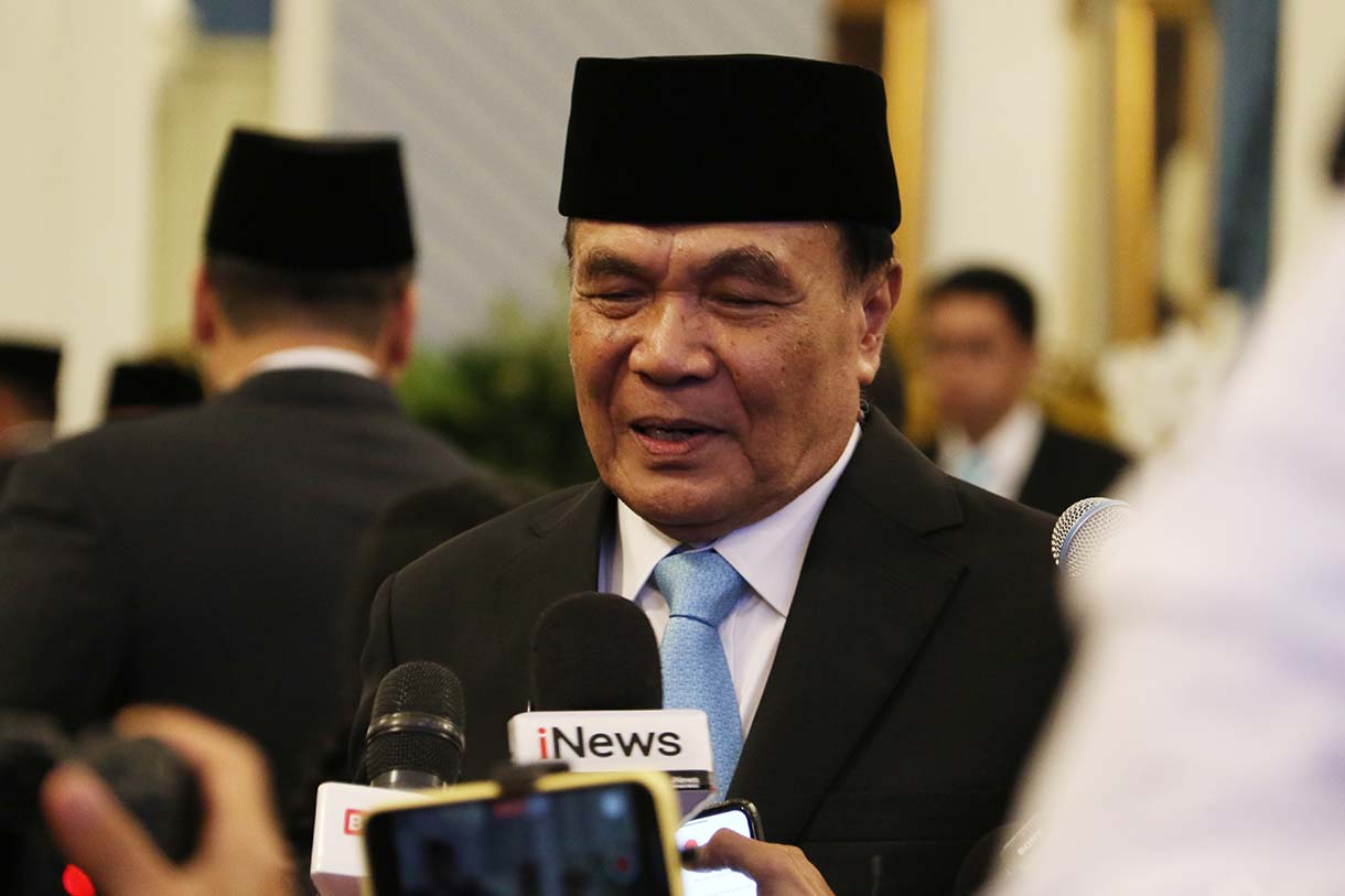 Menteri Koordinator Bidang Politik dan Keamanan Djamari Chaniago memberikan keterangan pers usai mengikuti acara pelantikan Menteri dan Wakil Menteri Negara Kabinet Merah Putih Dalam Sisa Masa Jabatan Periode Tahun 2024-2029 di Istana Negara, Jakarta, Rabu (17/9/2025).  (Beritanasional.com/Oke Atmaja)