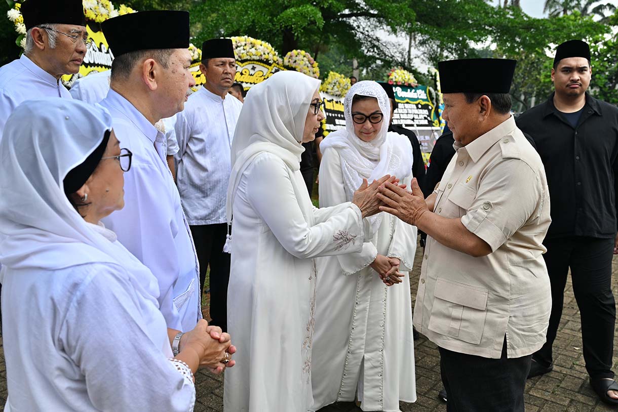 Prabowo Melayat Bapak Pencak Silat Indonesia, Mayjen Eddie Mardjoeki Presiden Prabowo Subianto melayat almarhum Mayjen TNI (Purn.) DR. (HC) H. Eddie Mardjoeki Nalapraya bin H. Mohammad Soetarman di Padepokan Pencak Silat Taman Mini Indonesia Indah (TMII), Jakarta Timur, Selasa (13/5/2025).(Biro pers)