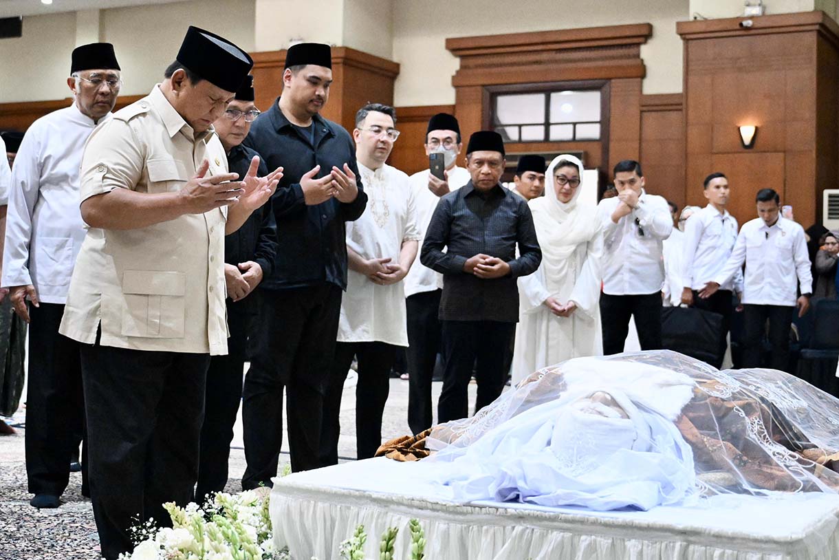 Prabowo Melayat Bapak Pencak Silat Indonesia, Mayjen Eddie Mardjoeki Presiden Prabowo Subianto melayat almarhum Mayjen TNI (Purn.) DR. (HC) H. Eddie Mardjoeki Nalapraya bin H. Mohammad Soetarman di Padepokan Pencak Silat Taman Mini Indonesia Indah (TMII), Jakarta Timur, Selasa (13/5/2025).(Biro pers)