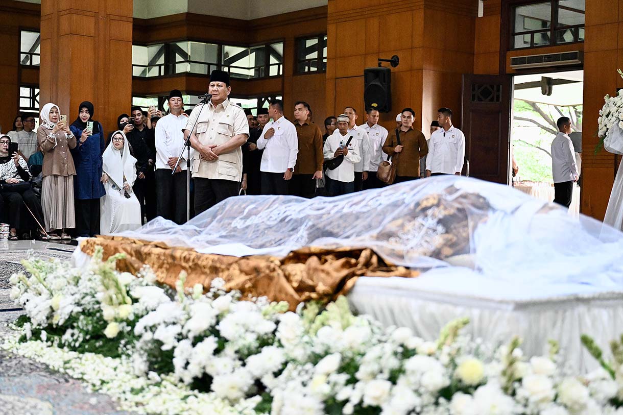 Prabowo Melayat Bapak Pencak Silat Indonesia, Mayjen Eddie Mardjoeki Presiden Prabowo Subianto melayat almarhum Mayjen TNI (Purn.) DR. (HC) H. Eddie Mardjoeki Nalapraya bin H. Mohammad Soetarman di Padepokan Pencak Silat Taman Mini Indonesia Indah (TMII), Jakarta Timur, Selasa (13/5/2025).(Biro pers)