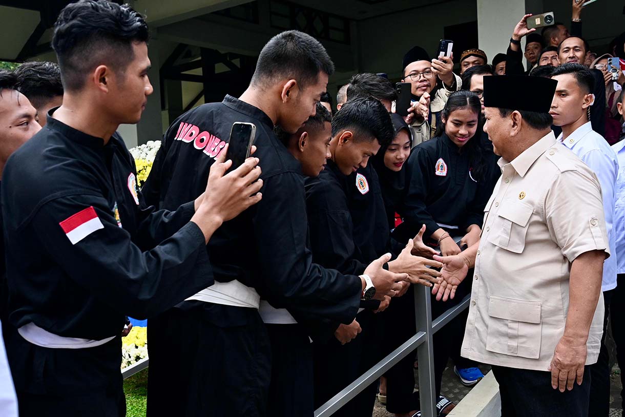 Prabowo Melayat Bapak Pencak Silat Indonesia, Mayjen Eddie Mardjoeki Presiden Prabowo Subianto melayat almarhum Mayjen TNI (Purn.) DR. (HC) H. Eddie Mardjoeki Nalapraya bin H. Mohammad Soetarman di Padepokan Pencak Silat Taman Mini Indonesia Indah (TMII), Jakarta Timur, Selasa (13/5/2025).(Biro pers)