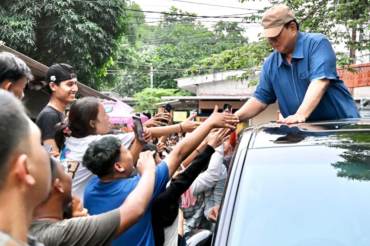 Presiden Prabowo Subianto mengunjungi permukiman di bantaran rel kereta api kawasan Kelurahan Kramat, Pasar Senen, Jakarta Pusat pada Kamis, 26 Maret 2026. (Biropers)