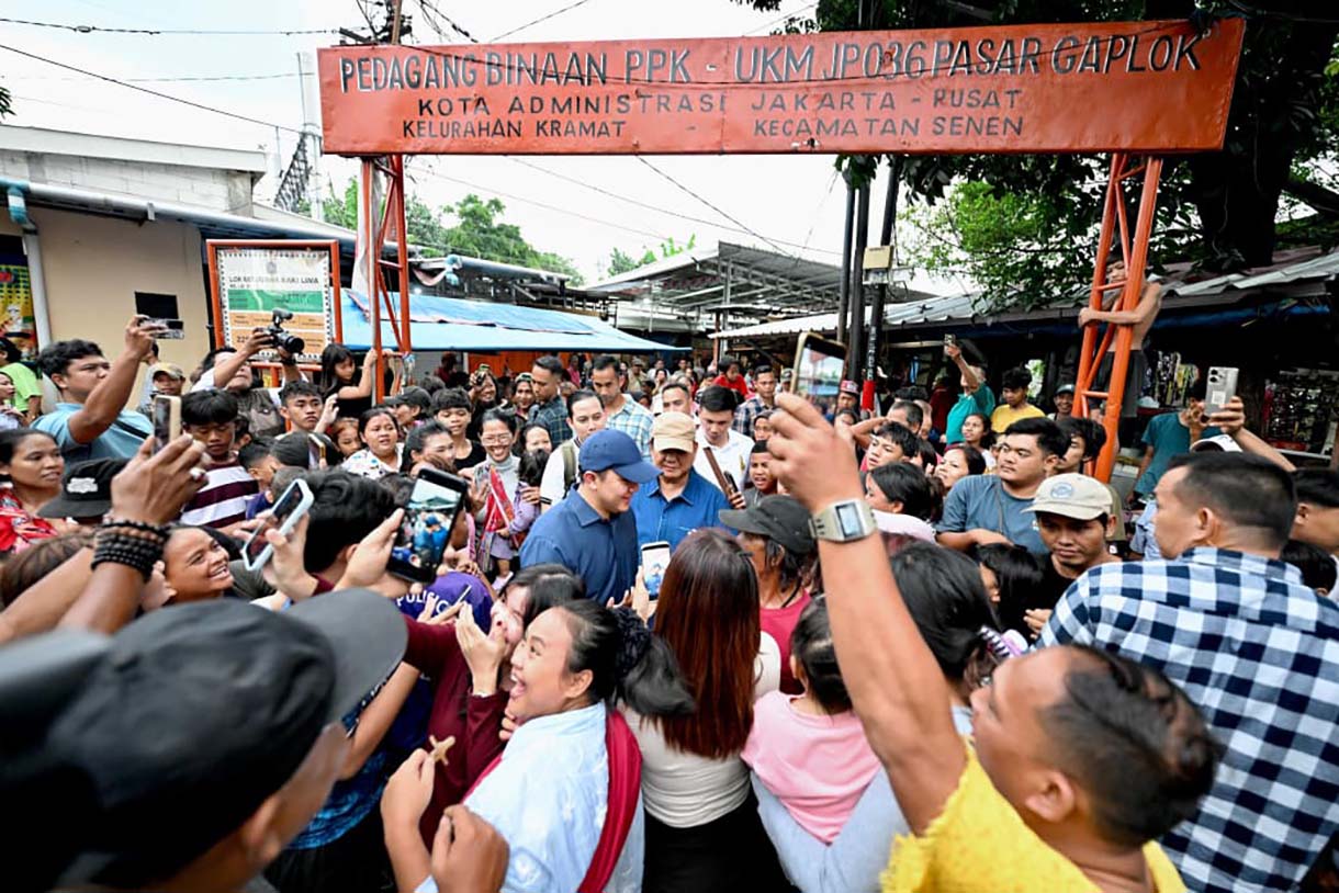 Presiden Prabowo Subianto mengunjungi permukiman di bantaran rel kereta api kawasan Kelurahan Kramat, Pasar Senen, Jakarta Pusat pada Kamis, 26 Maret 2026. (Biropers)