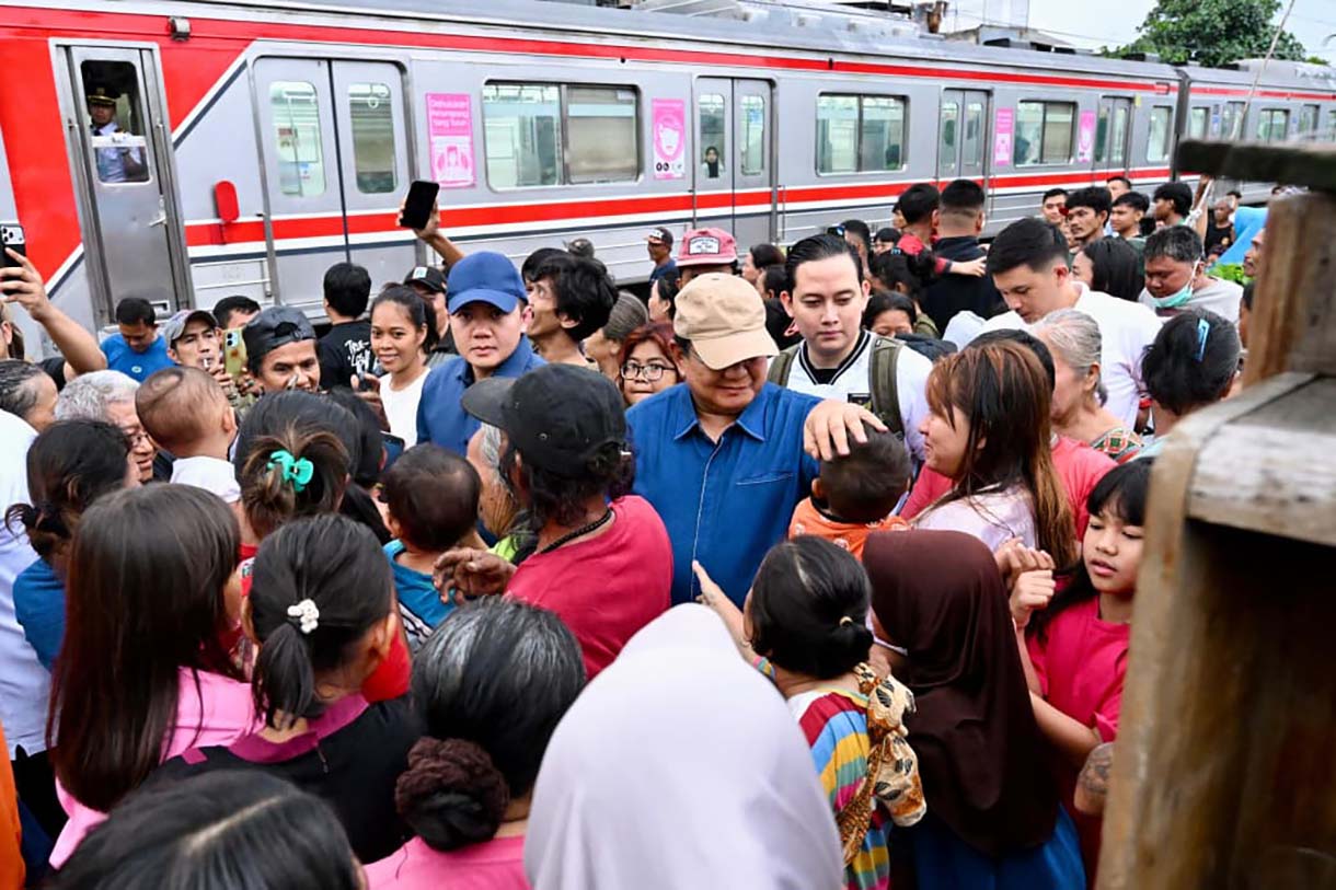 Presiden Prabowo Subianto mengunjungi permukiman di bantaran rel kereta api kawasan Kelurahan Kramat, Pasar Senen, Jakarta Pusat pada Kamis, 26 Maret 2026. (Biropers)