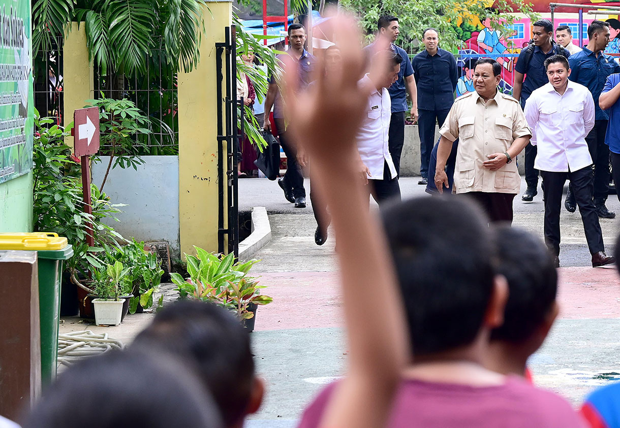 Presiden Prabowo Subianto meninjau pelaksanaan program Makan Bergizi Gratis (MBG) di SDN Jati 05 Pagi, Pulogadung, Jakarta Timur, pada Senin (3/3/2025.  (Beritanasional.com/Biro Pers Sekretariat Presiden/OkeAtmaja)