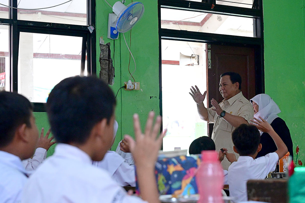 Presiden Prabowo Subianto meninjau pelaksanaan program Makan Bergizi Gratis (MBG) di SDN Jati 05 Pagi, Pulogadung, Jakarta Timur, pada Senin (3/3/2025.  (Beritanasional.com/Biro Pers Sekretariat Presiden/OkeAtmaja)