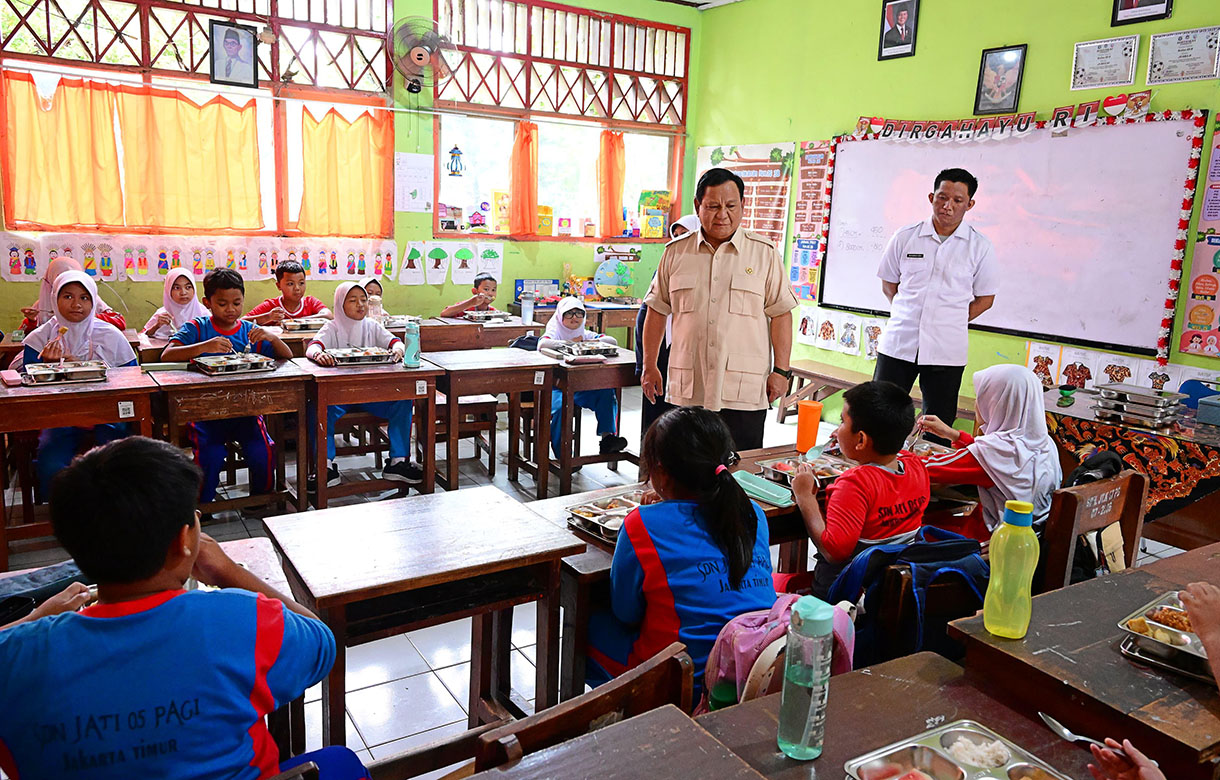 Presiden Prabowo Subianto meninjau pelaksanaan program Makan Bergizi Gratis (MBG) di SDN Jati 05 Pagi, Pulogadung, Jakarta Timur, pada Senin (3/3/2025.  (Beritanasional.com/Biro Pers Sekretariat Presiden/OkeAtmaja)