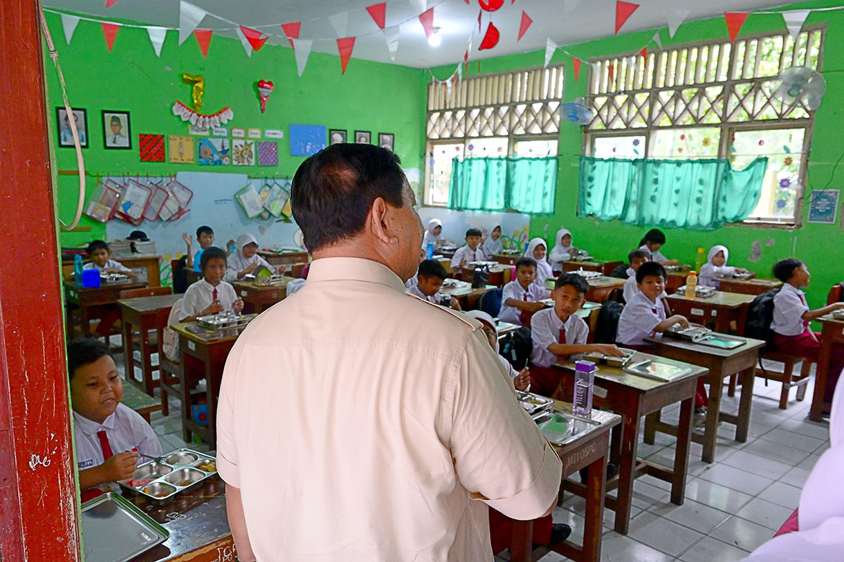 Presiden Prabowo Subianto meninjau pelaksanaan program Makan Bergizi Gratis (MBG) di SDN Jati 05 Pagi, Pulogadung, Jakarta Timur, pada Senin (3/3/2025.  (Beritanasional.com/Biro Pers Sekretariat Presiden/OkeAtmaja)